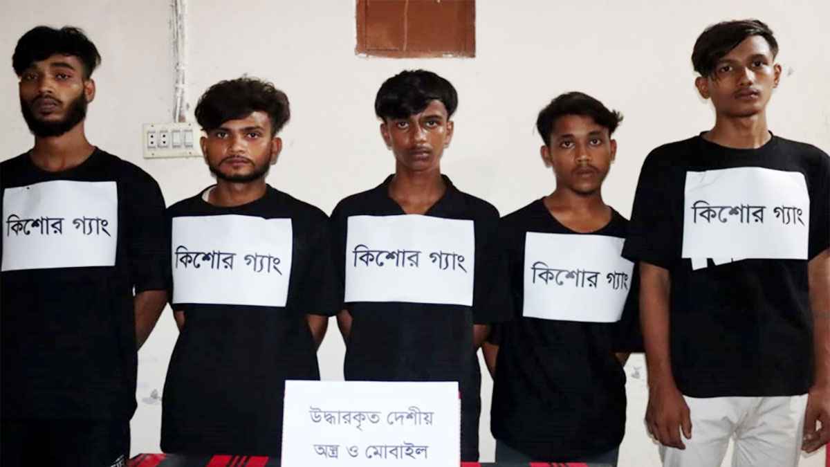 চাঁদপুরে যৌথ বাহিনীর অভিযানে কিশোর গ্যাংয়ের ৫ জন গ্রেফতার